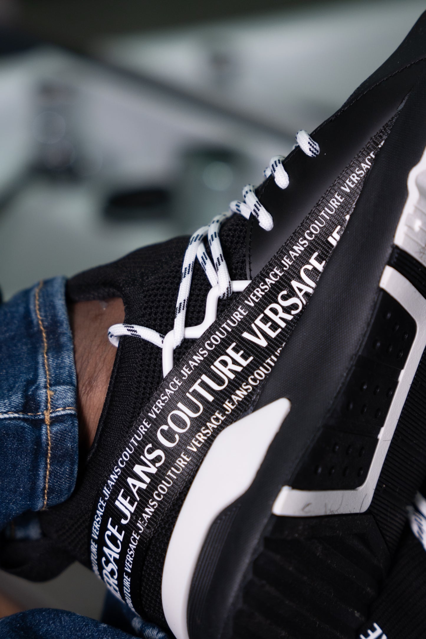 TENIS VERSACE JEANS LETRAS COSTADOS