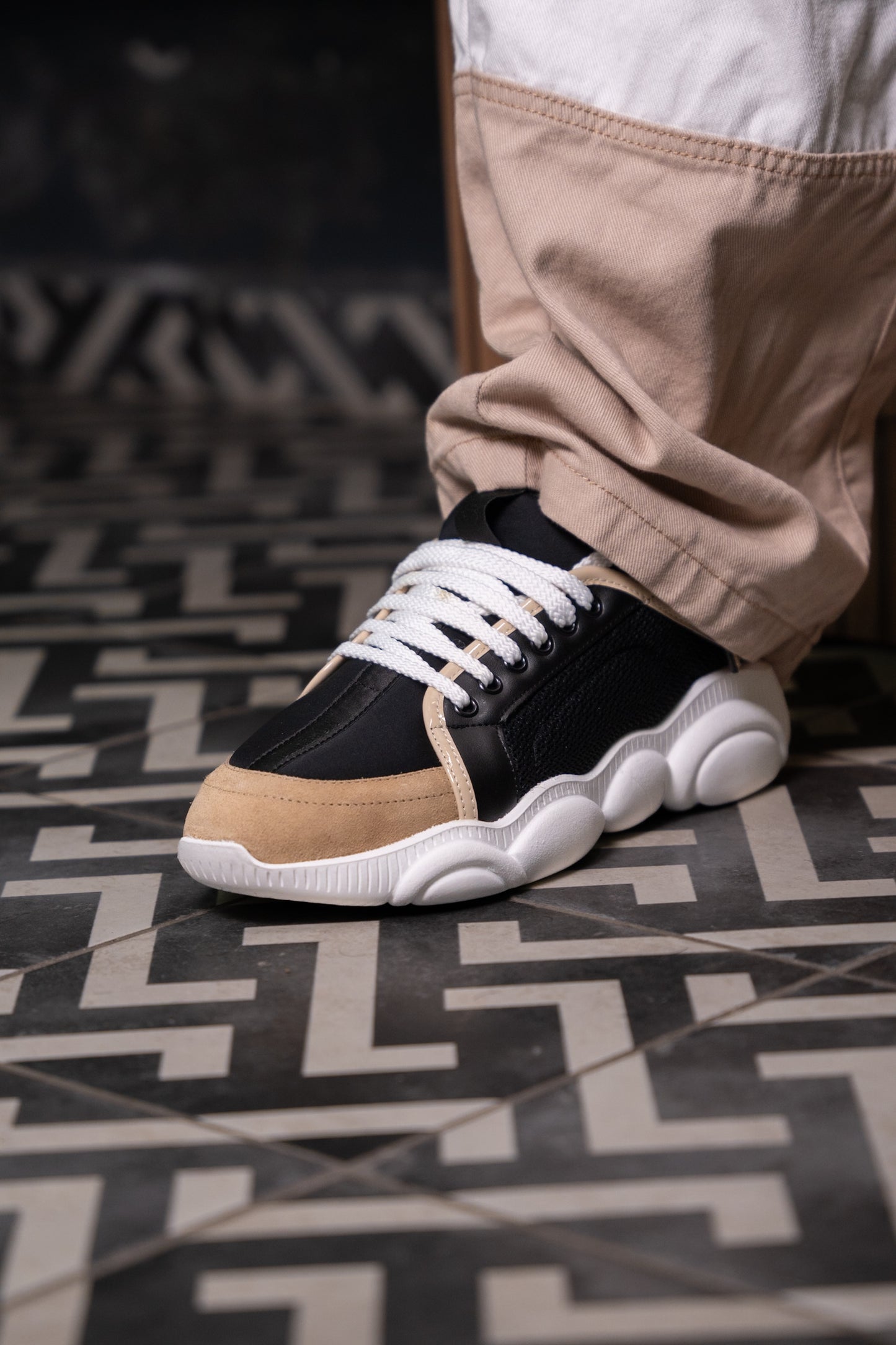 TENIS MOSCHINO NEGROS BEIGE