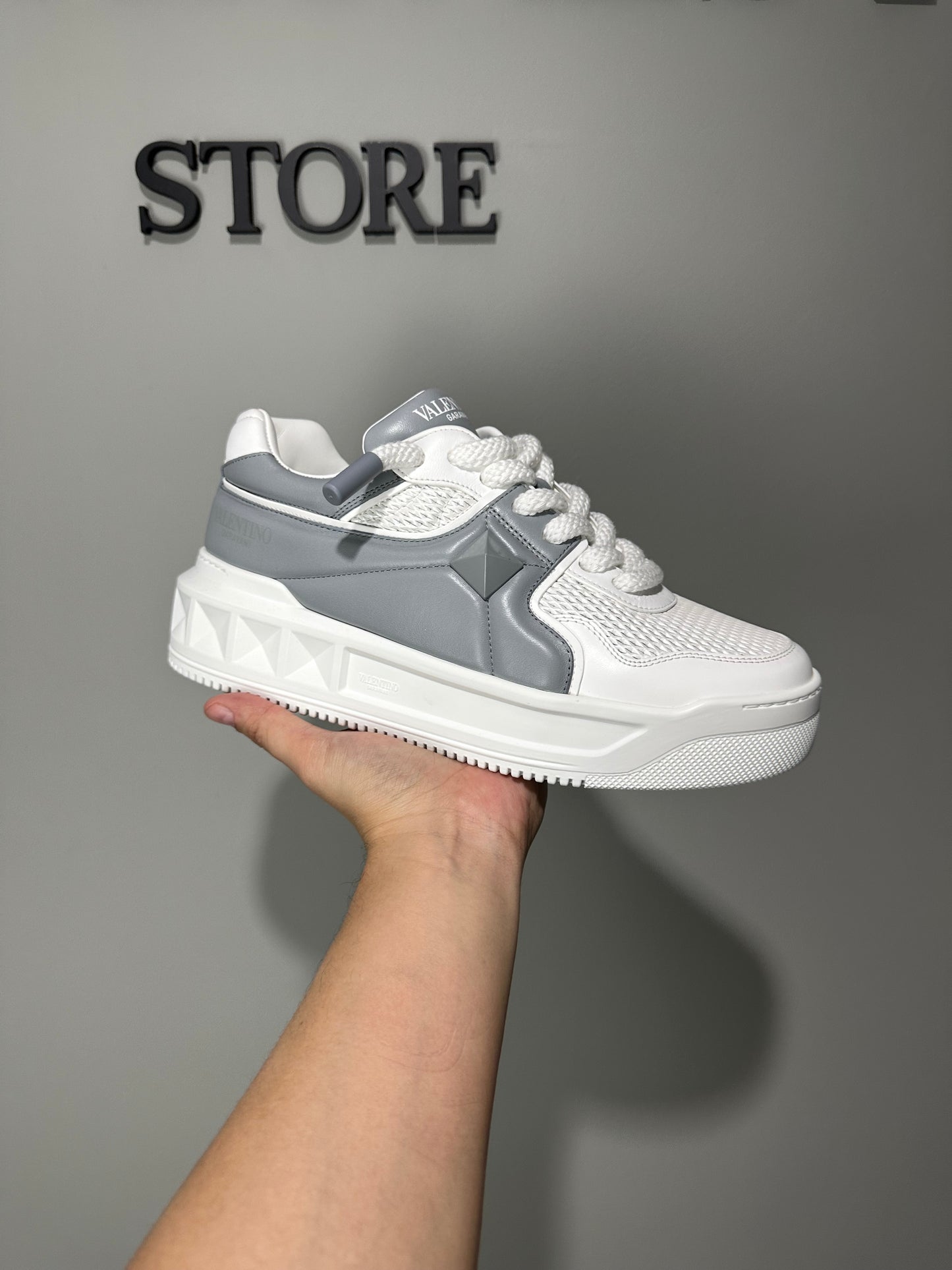 TENIS VALENTINO GRUESOS GRIS BLANCO