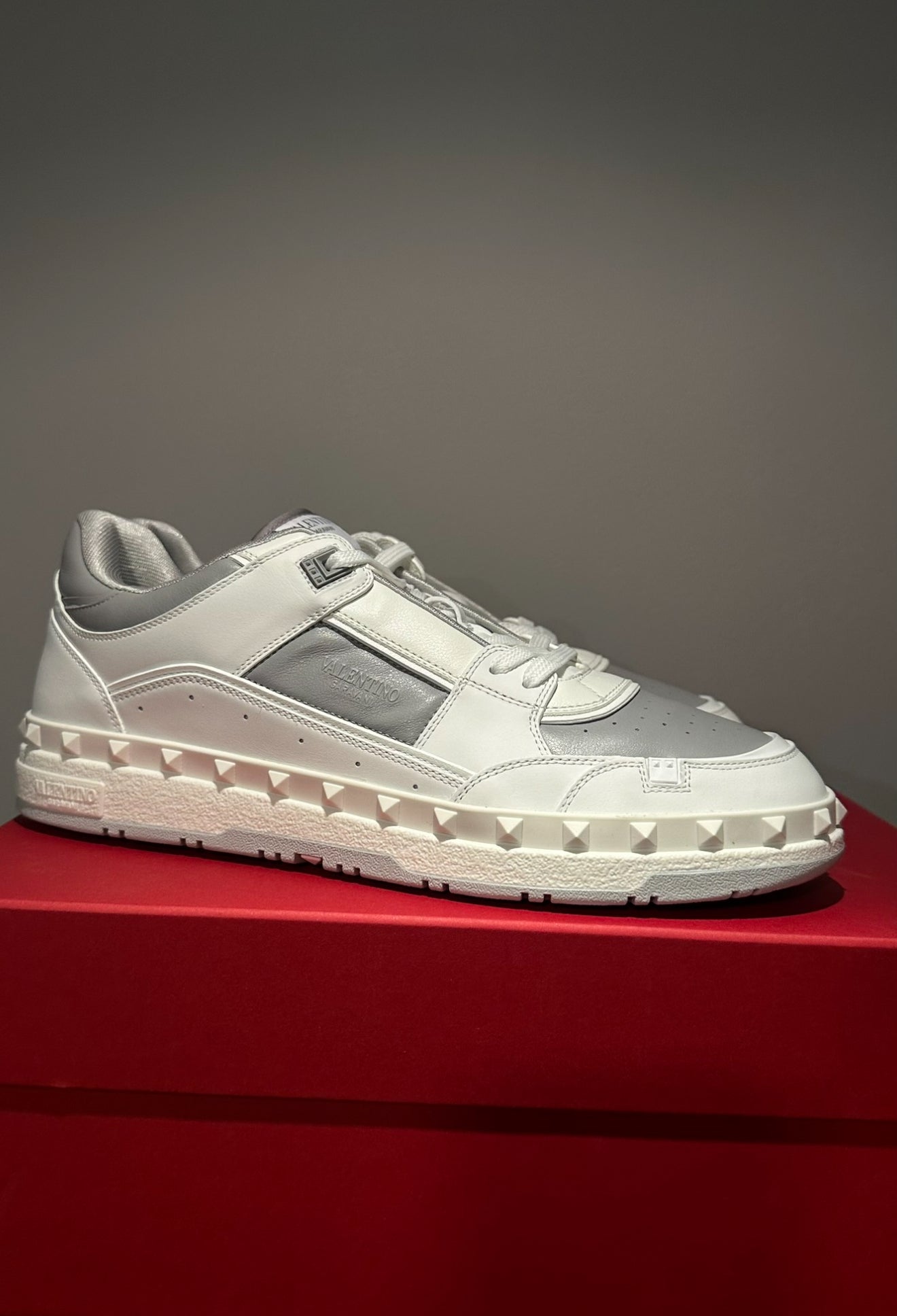 TENIS VALENTINO BLANCO GRIS BAJITOS
