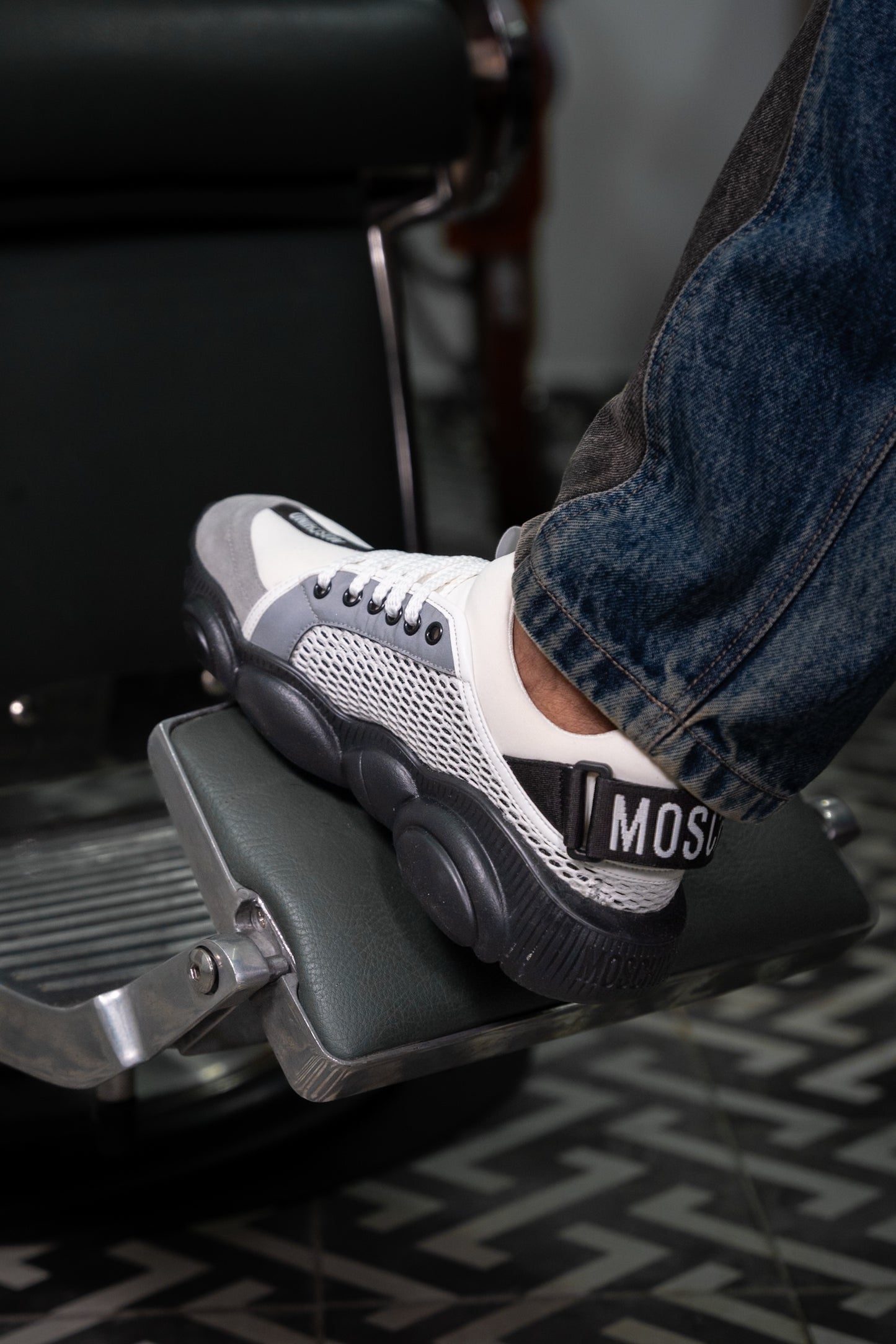 TENIS MOSCHINO BLANCOS SUELA NEGRA