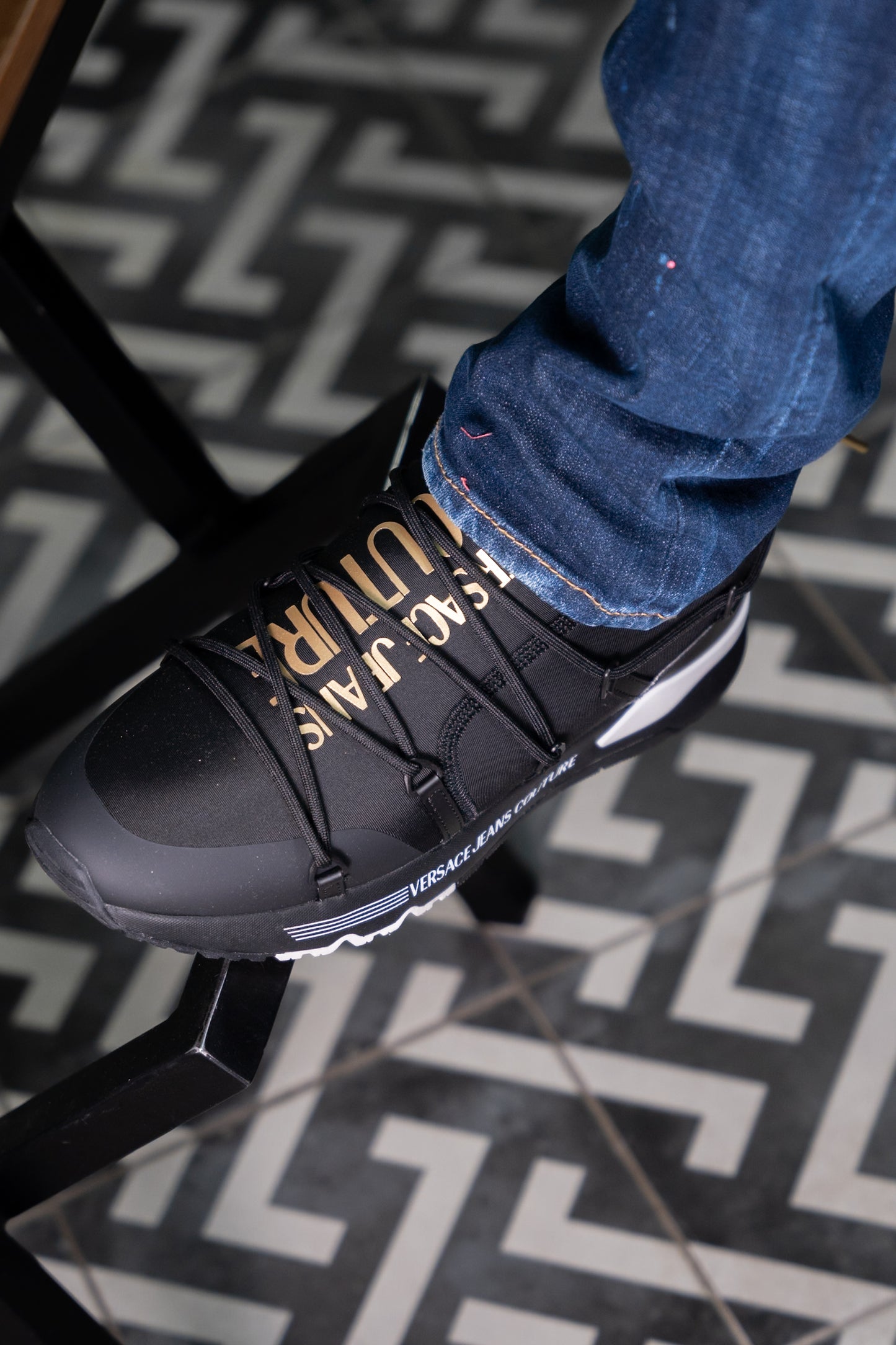 TENIS VERSACE JEANS DORADO