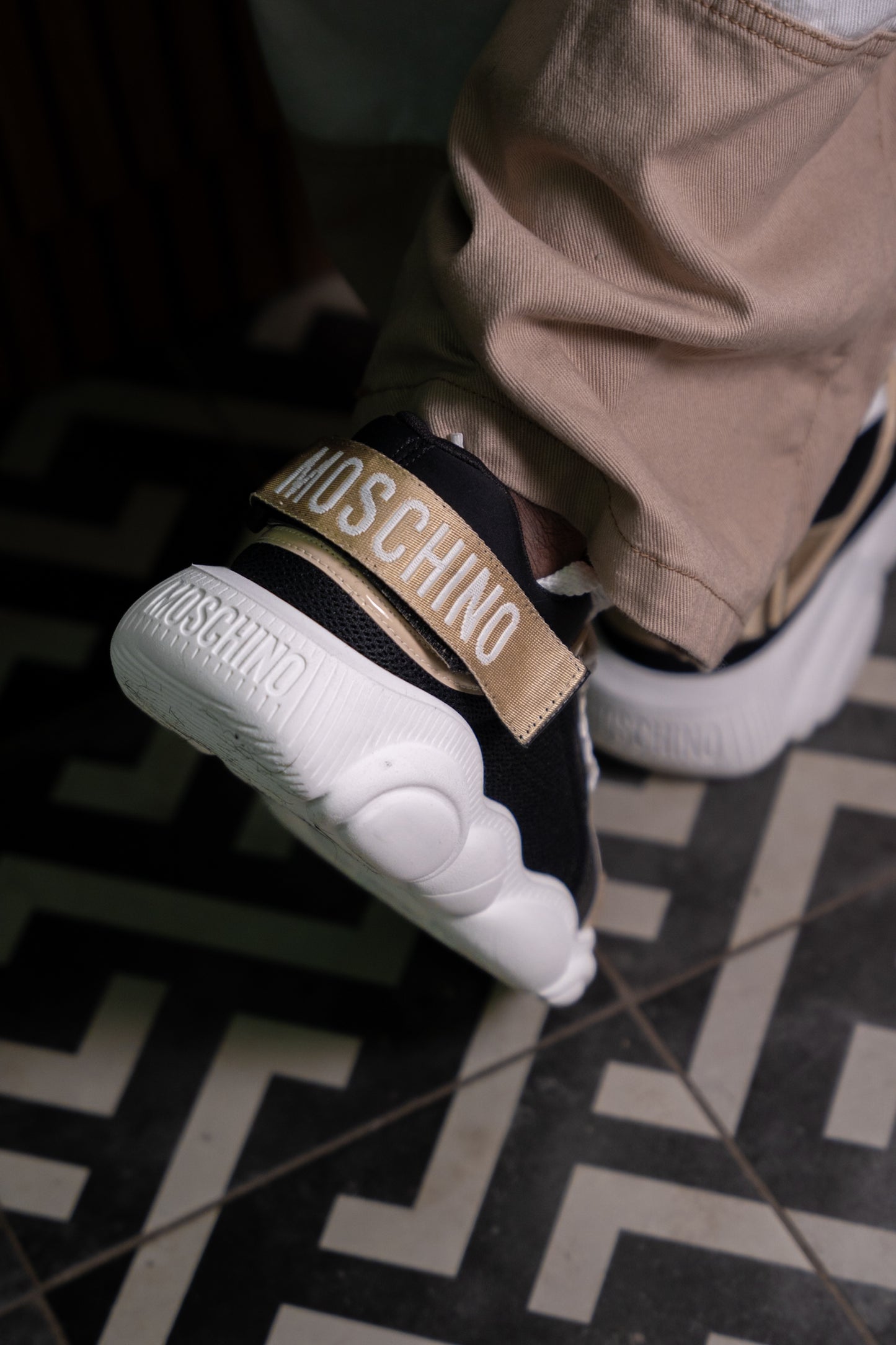 TENIS MOSCHINO NEGROS BEIGE