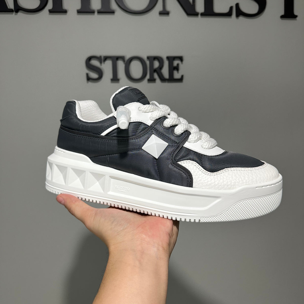 TENIS VALENTINO GRUESOS NEGROS BLANCO