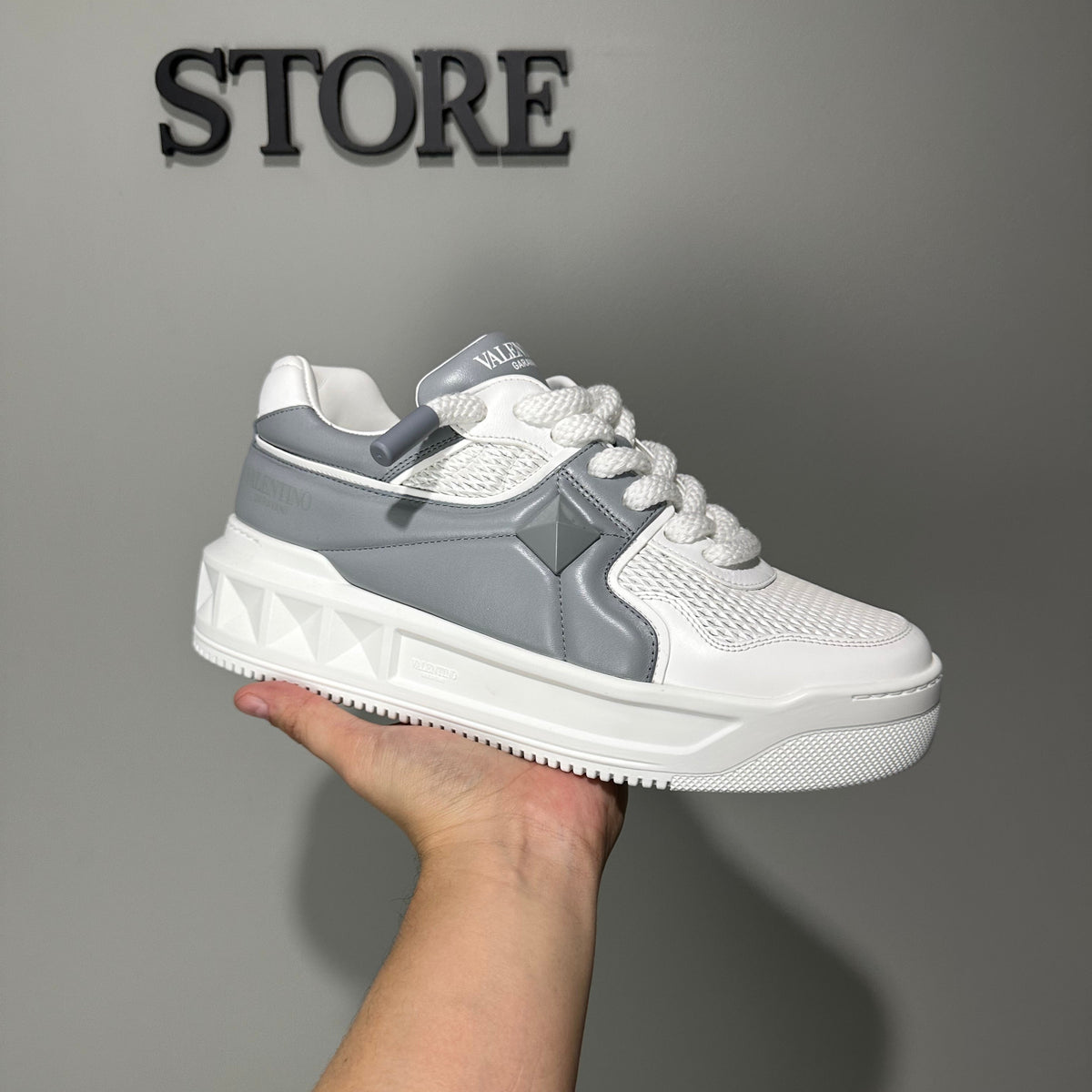 TENIS VALENTINO GRUESOS GRIS BLANCO