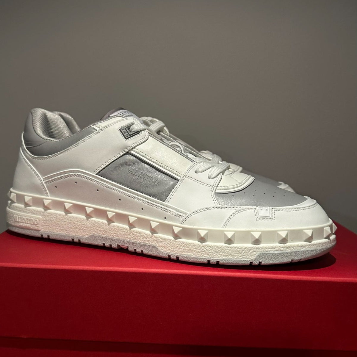TENIS VALENTINO BLANCO GRIS BAJITOS