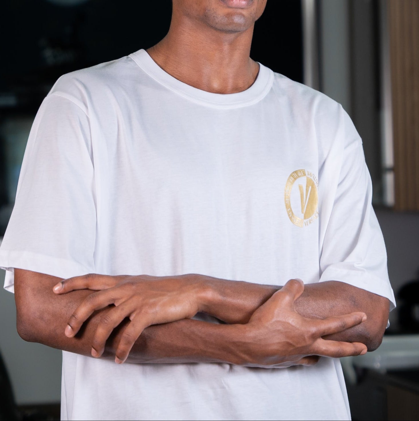 VERSACE JEANS BLANCA CIRCULO DORADO P.CORAZON