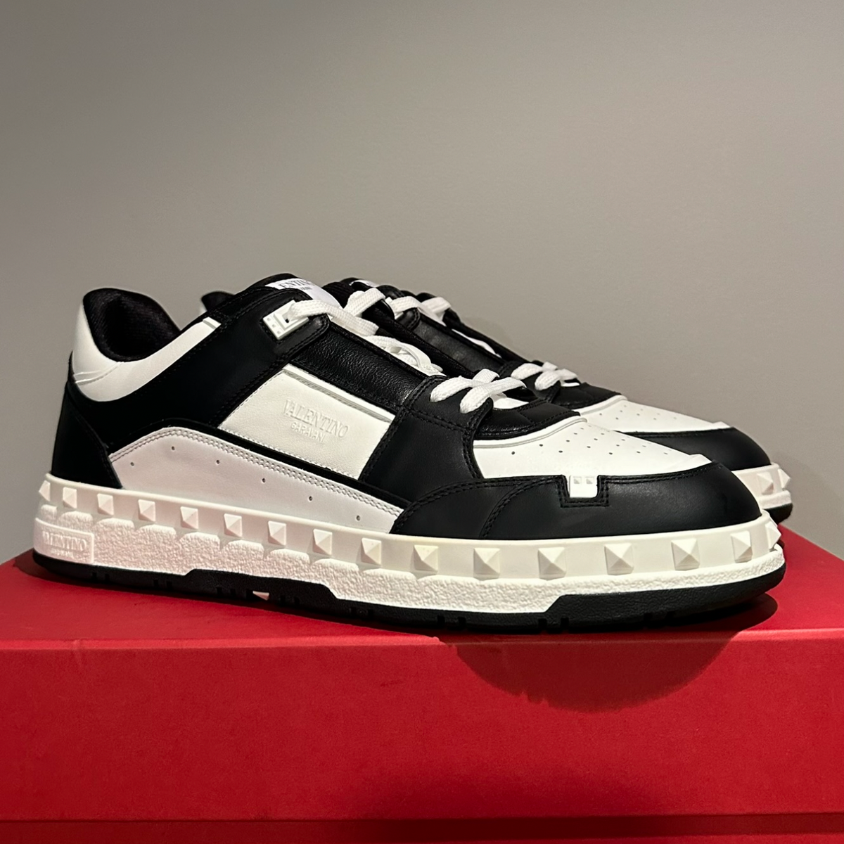 TENIS VALENTINO NEGRO BLANCO BAJITOS