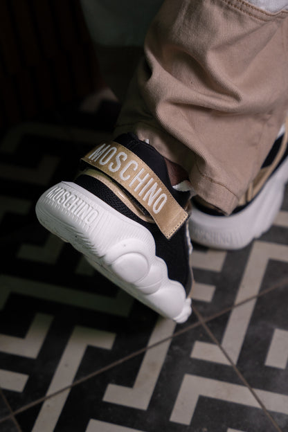 TENIS MOSCHINO NEGROS BEIGE